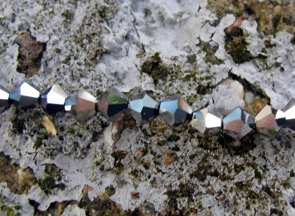 Tjeckiska MC Bicone - Jet Hematite 4 mm, 1 sträng Preciosa