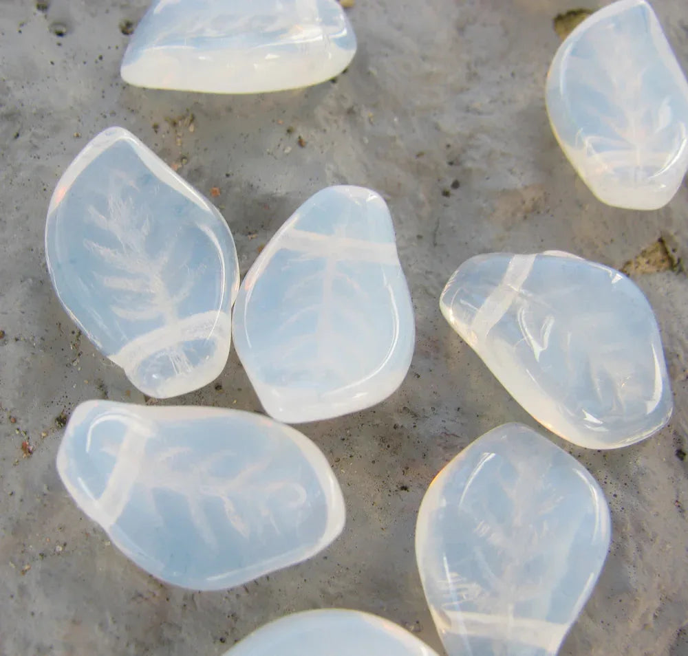 Glaspärlor Löv - Halvopak Vit 9x14mm, 10-pack Hilmas Pyssel