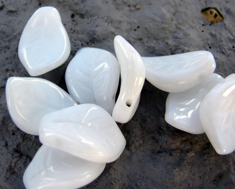 Glaspärlor Löv - Opak Vit 9x14mm, 10-pack Hilmas Pyssel