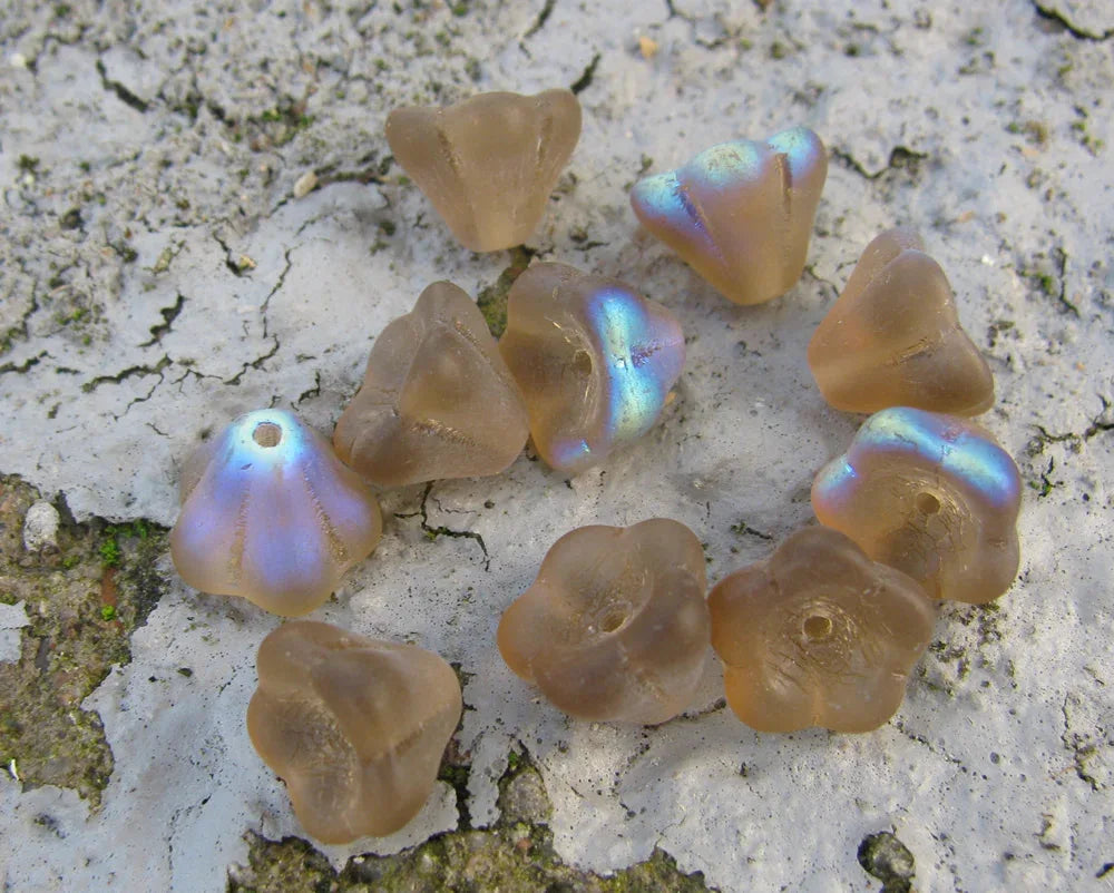 Tjeckiska Änglakjolar Blommor - Dark Smoked Topaz Matte AB, 6x8mm, 10-pack Hilmas Pyssel