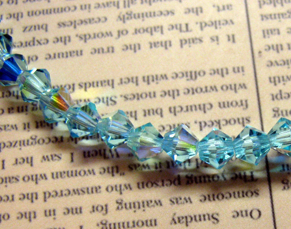 Tjeckiska MC Bicone - AquaBo AB 4 mm, 1 sträng Preciosa