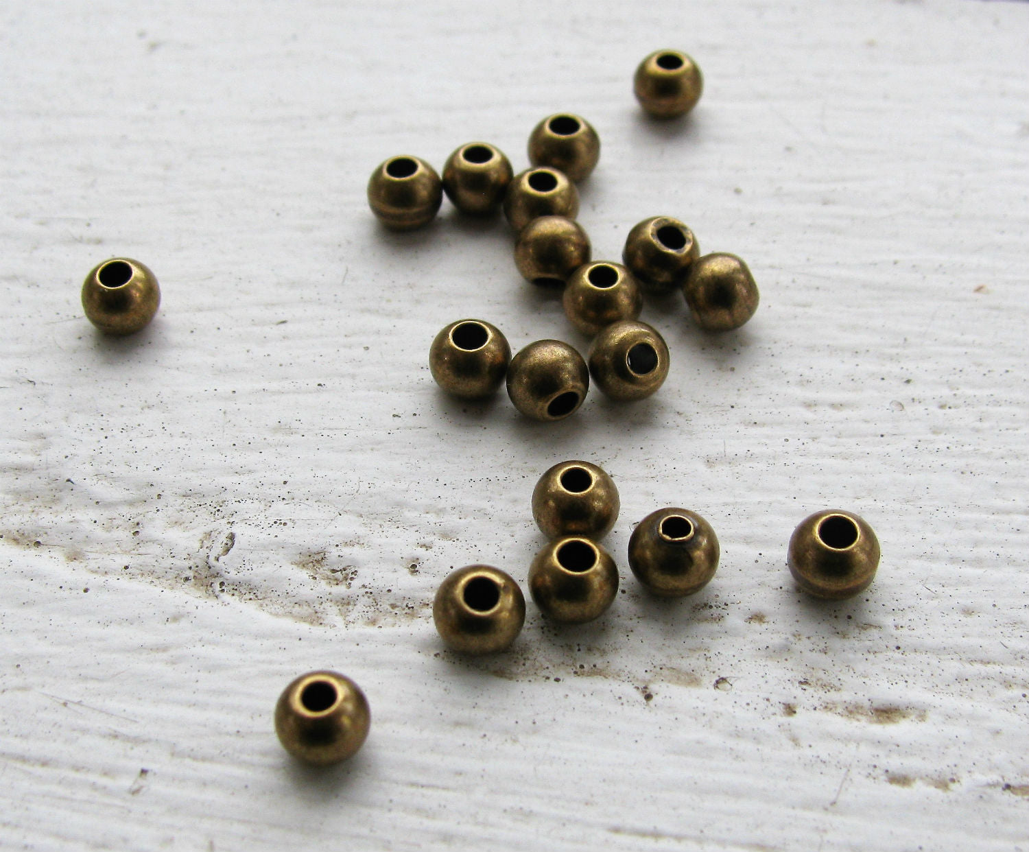 Mellandel Bronsfärgad - Rund 4mm 20-Pack Grekisk Metall