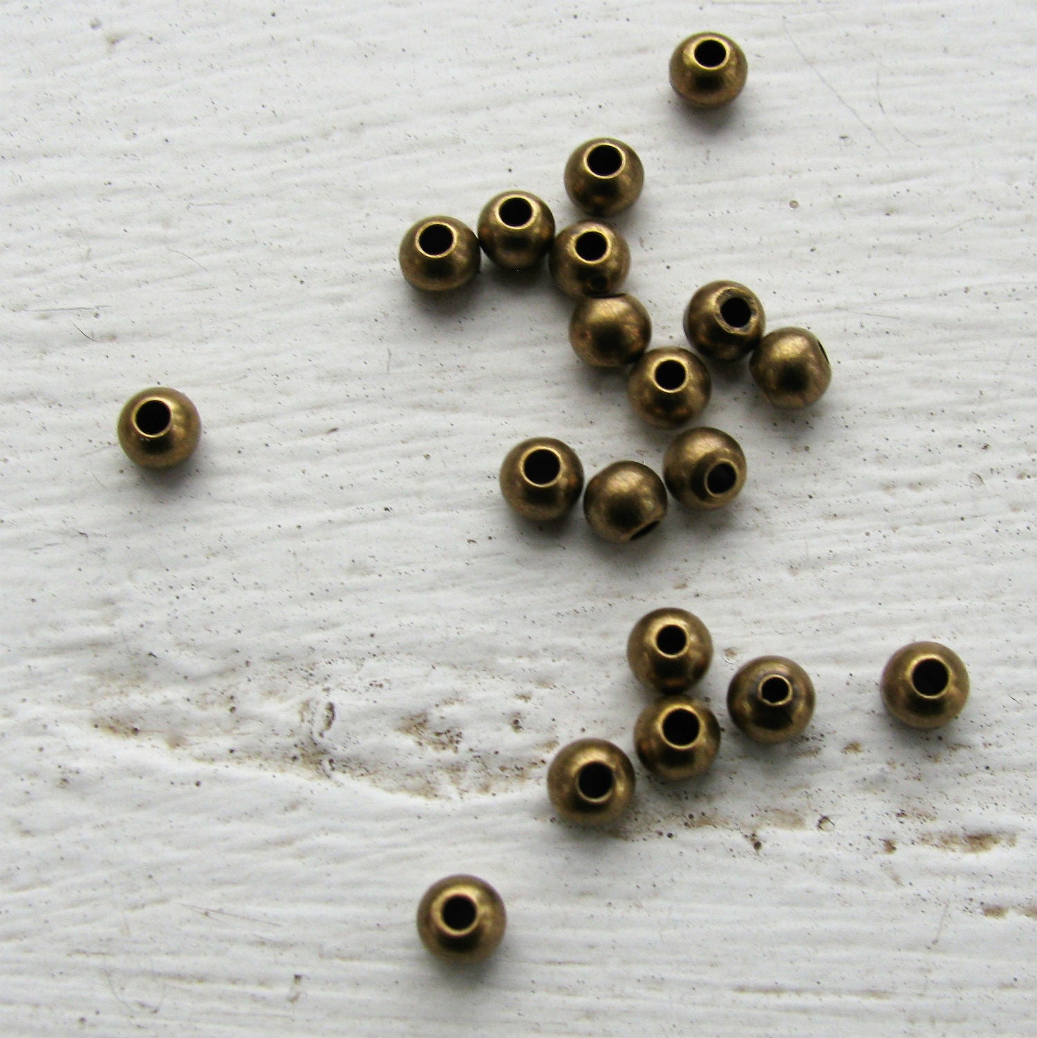 Mellandel Bronsfärgad - Rund 4mm 20-Pack Grekisk Metall