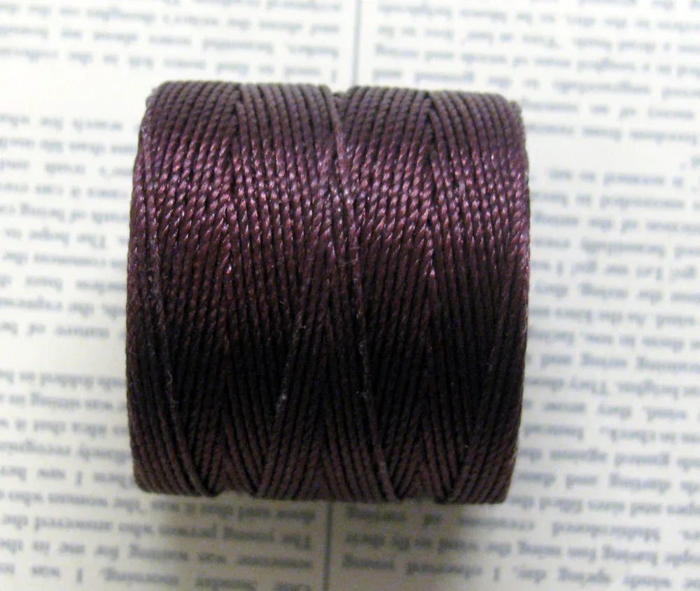 S- Lon bead cord - Burgundy, 1 rulle Hilmas Pyssel