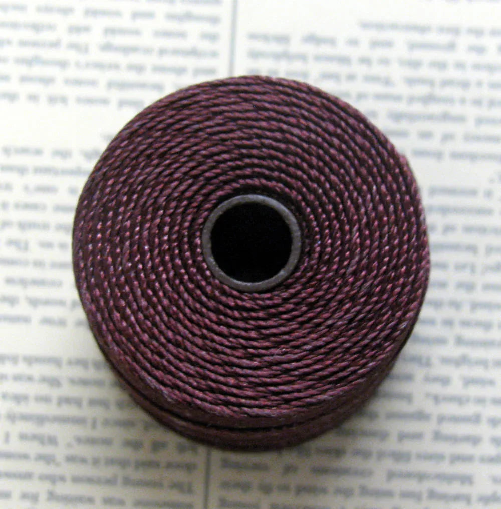 S- Lon bead cord - Burgundy, 1 rulle Hilmas Pyssel