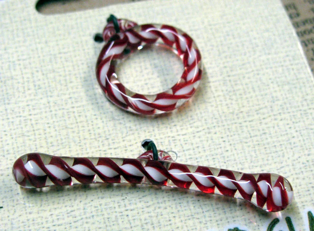 Stavlås Glas - Runt Klart med Röd/Vit Swirl, 1 Set Hilmas Pyssel