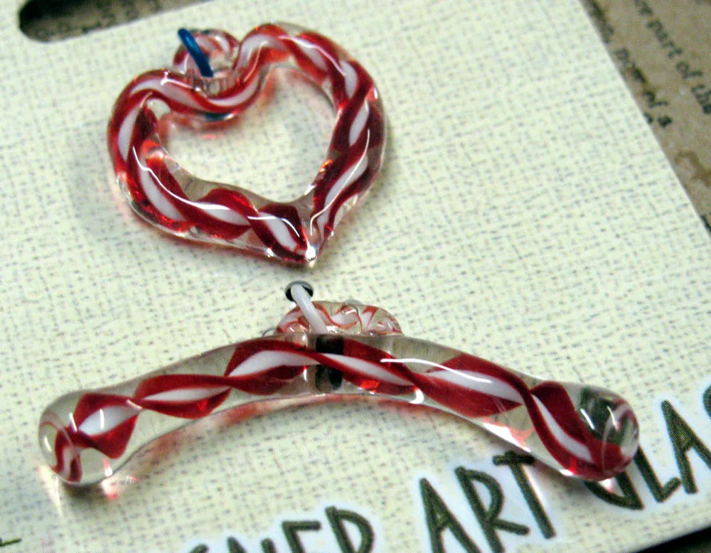 Stavlås Glas - Hjärta Klart med Röd/Vit Swirl, 1 Set Hilmas Pyssel