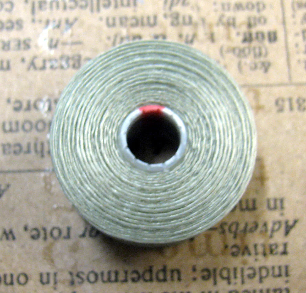 S-Lon bead thread - Ash, storlek D, 1 rulle Hilmas Pyssel