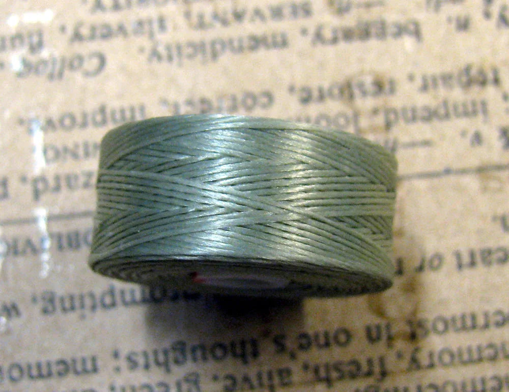 S-Lon bead thread - Ash, storlek D, 1 rulle Hilmas Pyssel