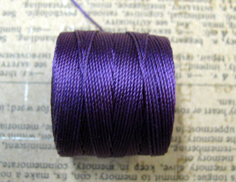 S- Lon bead cord - Plum, 1 rulle Hilmas Pyssel