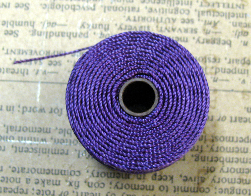S- Lon bead cord - Plum, 1 rulle Hilmas Pyssel
