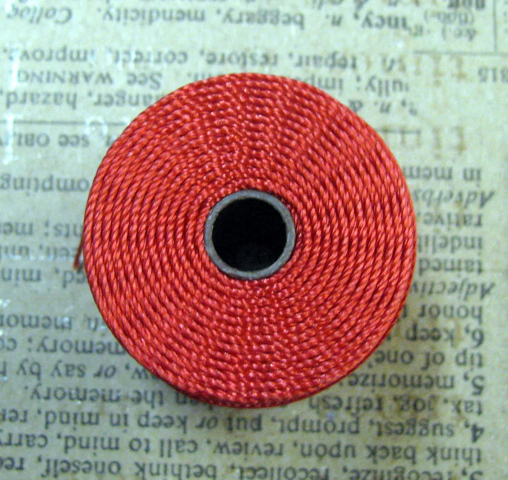 S-Lon Bead Cord - Shanghai Red, 1 Rulle Hilmas Pyssel