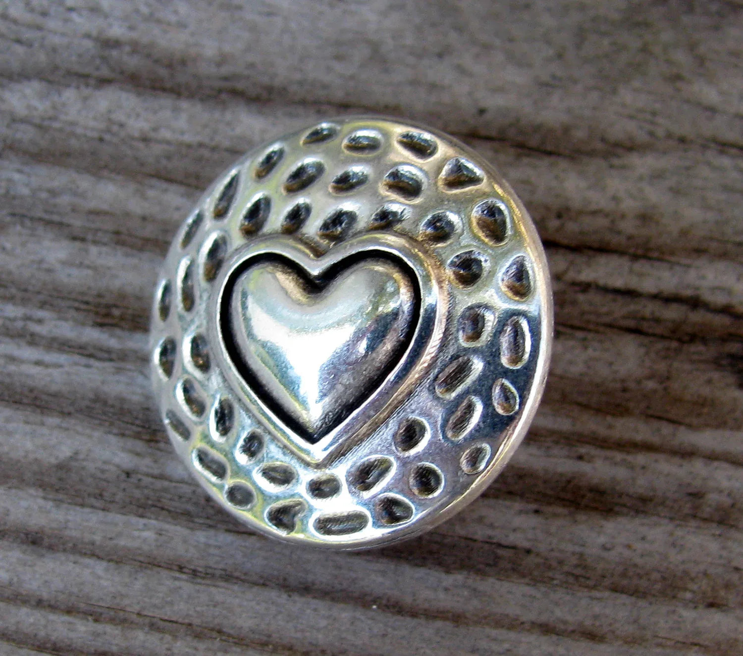 Metallknapp Silverfärgad - Rund med hjärta 17mm 1 styck Grekisk Metall