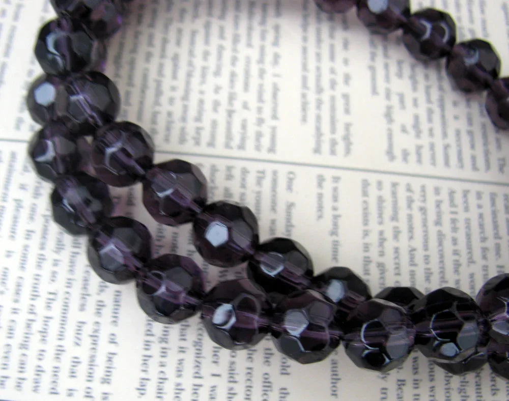 Glaspärlor Facetterade - Rund Mörklila 8mm 1 sträng Hilmas Pyssel