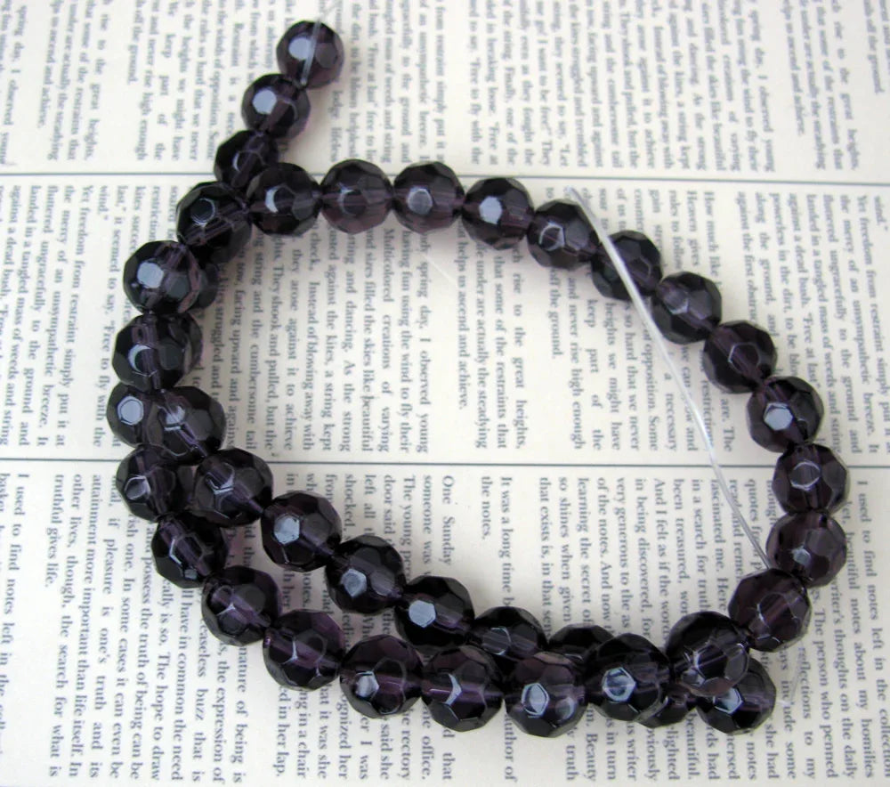 Glaspärlor Facetterade - Rund Mörklila 8mm 1 sträng Hilmas Pyssel