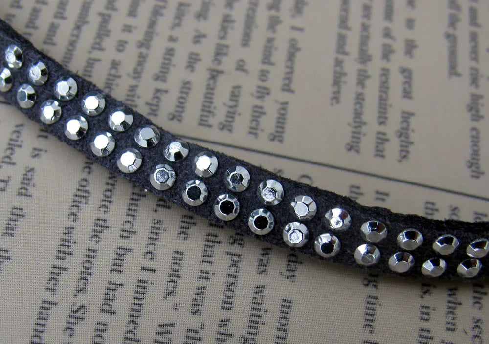 Läderimitation - Platt Grå med Blingstenar 5mm, 20 cm Hilmas Pyssel