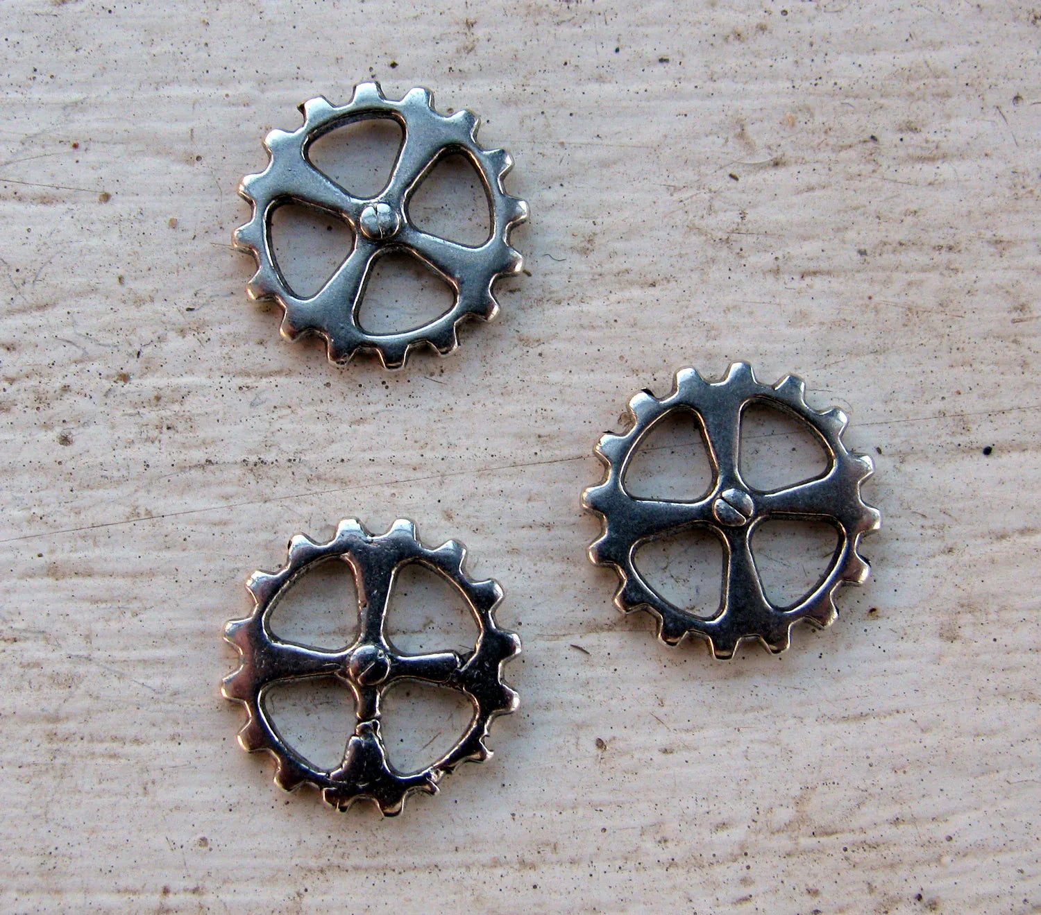 Berlock Silverfärgad - Kugghjul med taggar, 14 mm, 3-pack Grekisk Metall