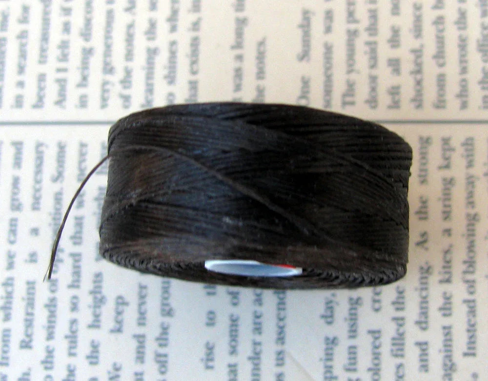 S-Lon Bead Thread - Chocolate, Storlek D, 1 Rulle Hilmas Pyssel