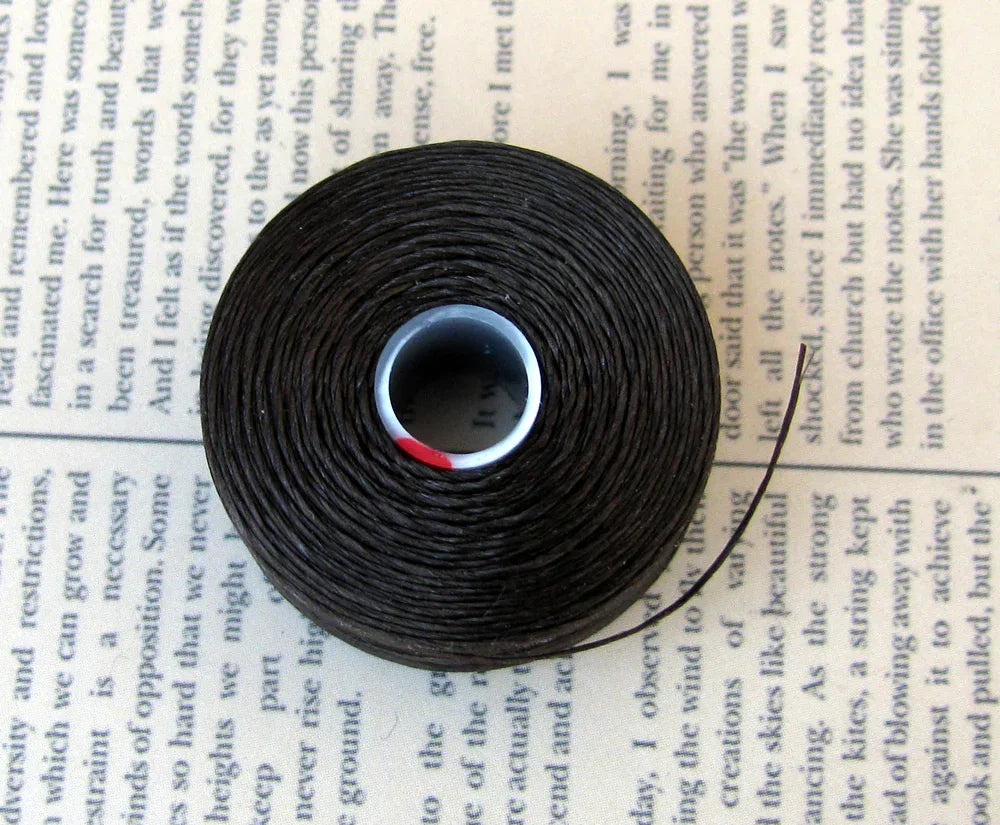 S-Lon Bead Thread - Chocolate, Storlek D, 1 Rulle Hilmas Pyssel
