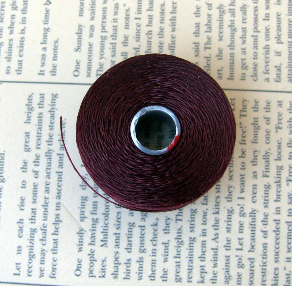 S-Lon Bead Thread - Burgundy, Strl D, 1 Rulle Hilmas Pyssel