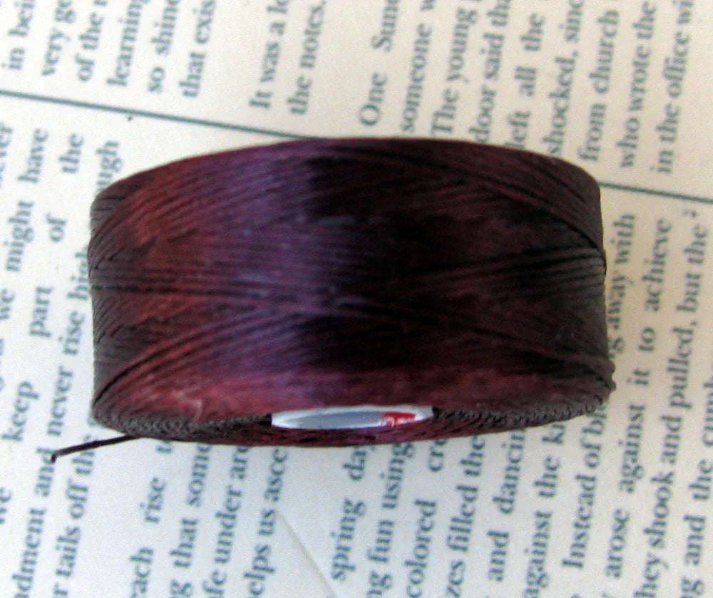 S-Lon Bead Thread - Burgundy, Strl D, 1 Rulle Hilmas Pyssel