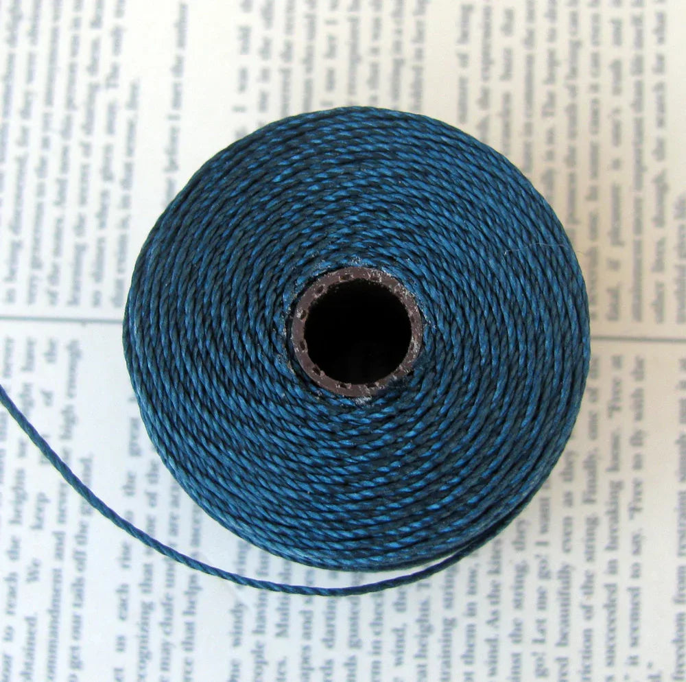 S- Lon bead cord - Dark Teal, 1 rulle Hilmas Pyssel