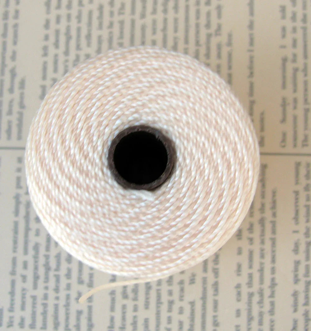 S-Lon Bead Cord - Vanilla, 1 Rulle Hilmas Pyssel