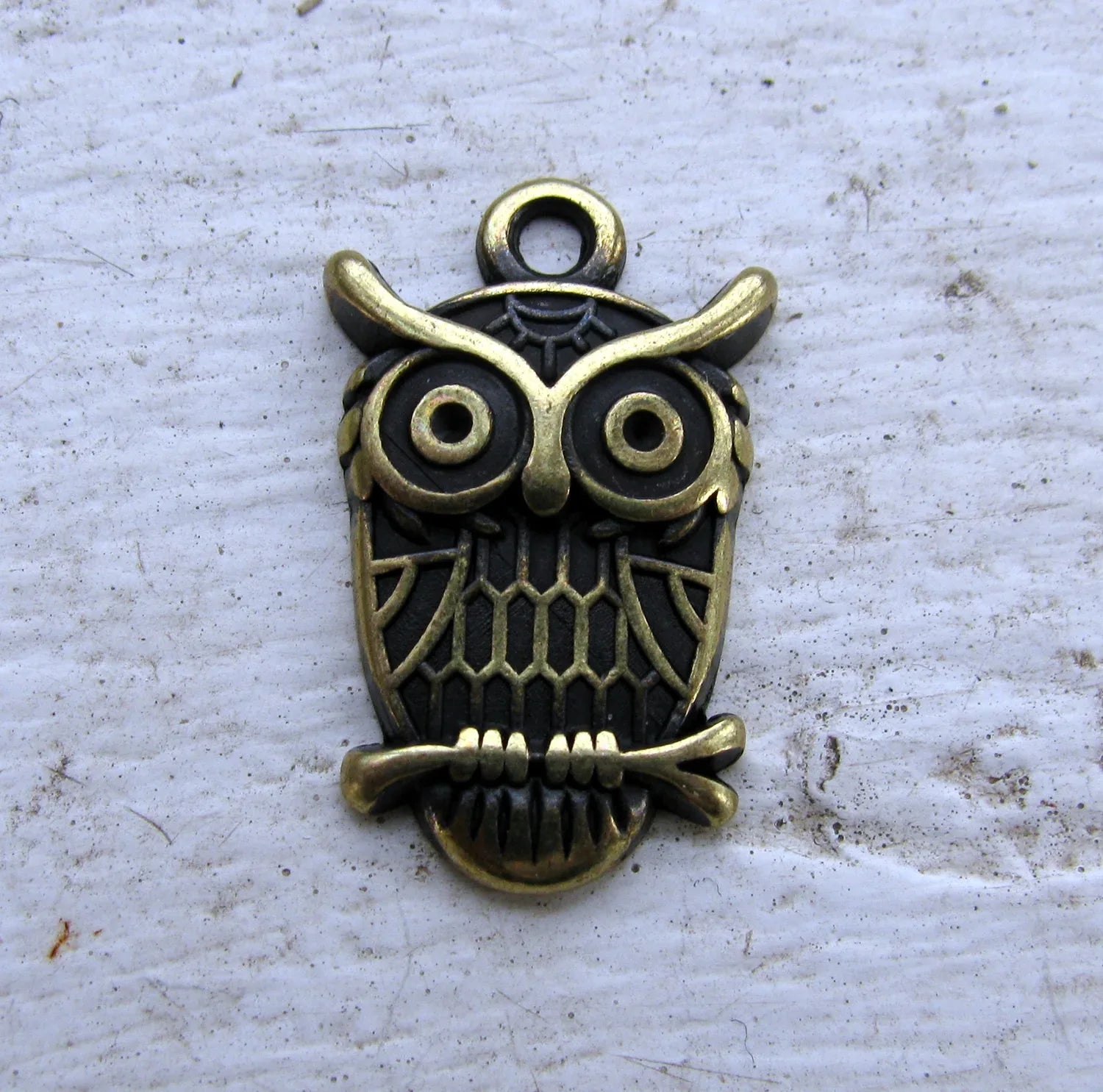 Berlock Bronsfärgad - Uggla på gren, 1 styck Grekisk Metall