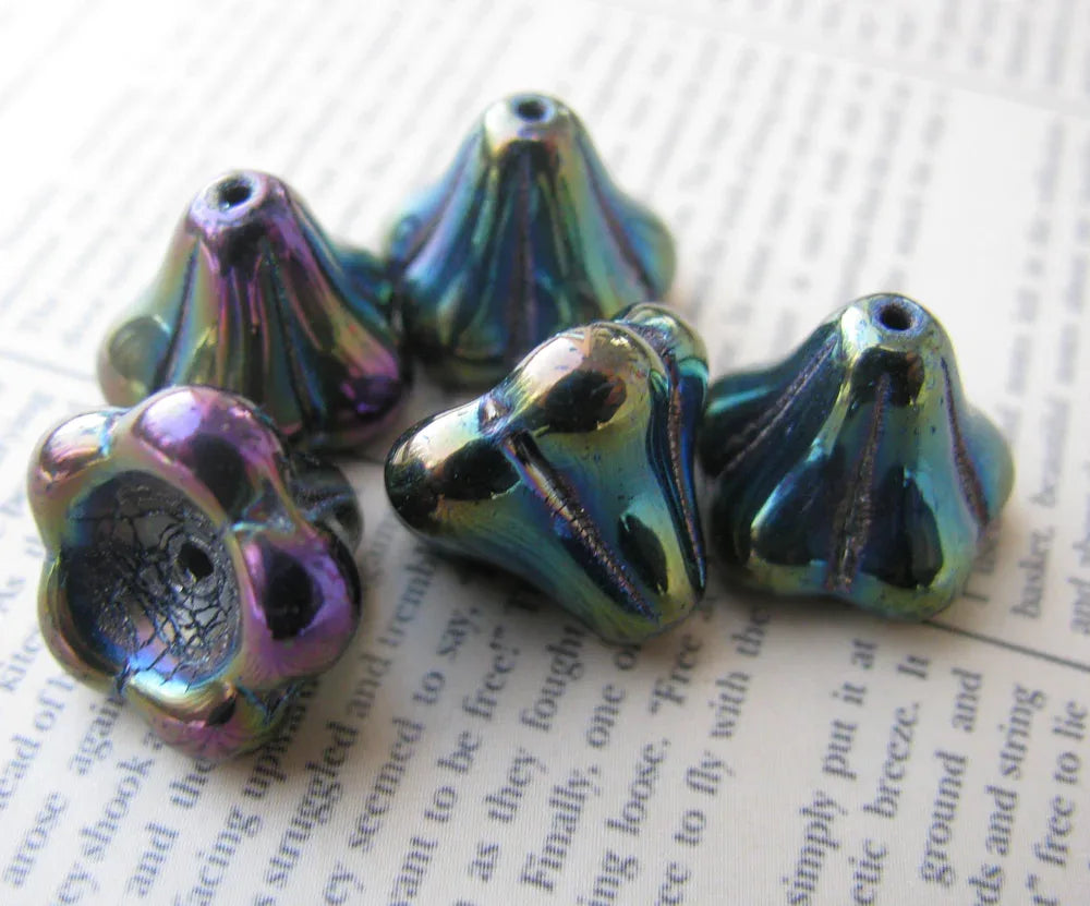 Tjeckiska änglakjolar/blommor - Grön oljeskimmer, 11x13mm, 5-pack Hilmas Pyssel