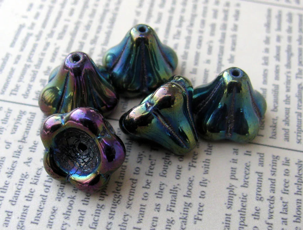 Tjeckiska änglakjolar/blommor - Grön oljeskimmer, 11x13mm, 5-pack Hilmas Pyssel