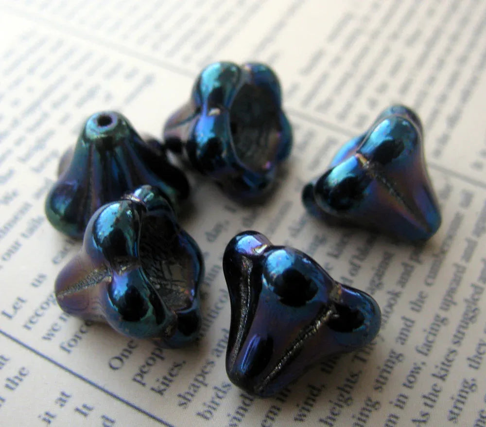 Tjeckiska änglakjolar/blommor - Blå oljeskimmer, 11x13mm, 5-pack Hilmas Pyssel