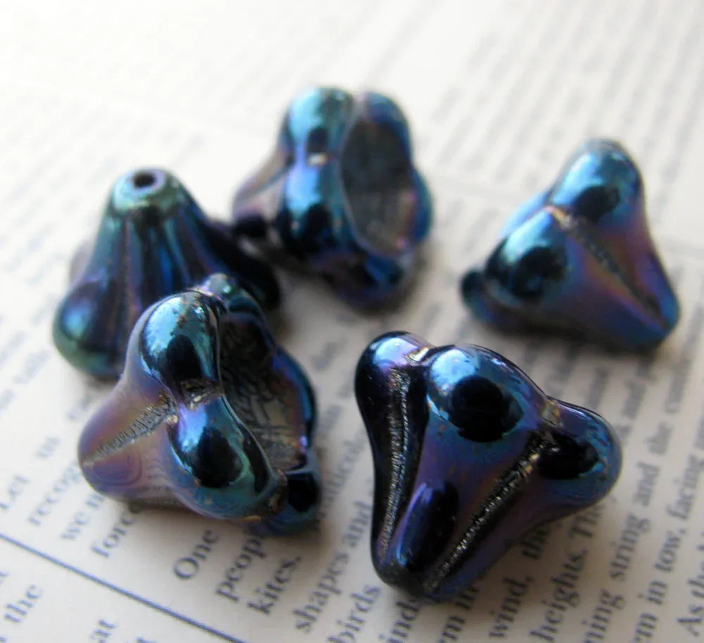 Tjeckiska änglakjolar/blommor - Blå oljeskimmer, 11x13mm, 5-pack Hilmas Pyssel