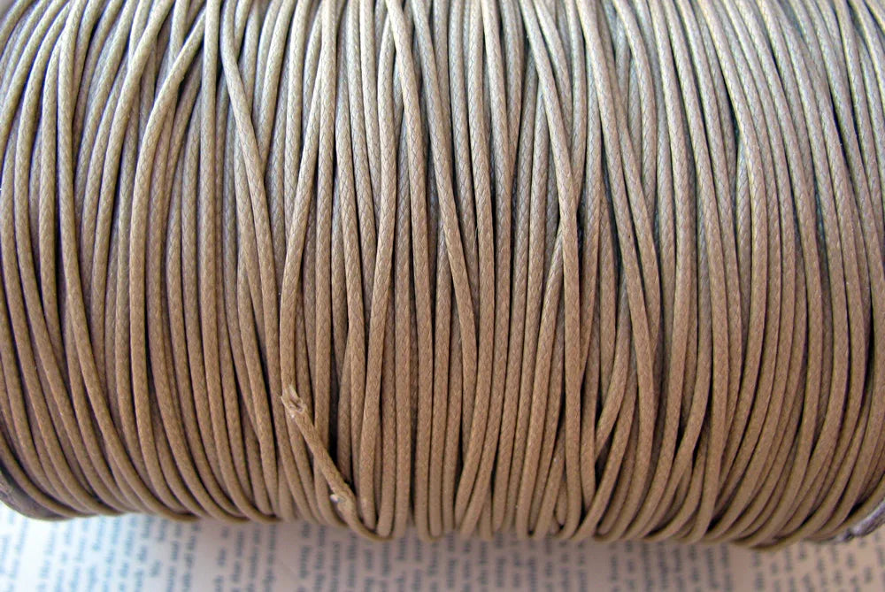 Vaxad bomullstråd - Ljusbrun 1mm, 1 rulle Hilmas Pyssel