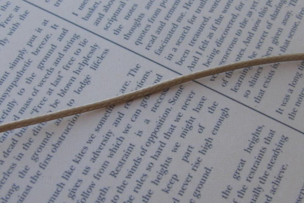 Vaxad bomullstråd - Ljusbrun 1mm, 1 rulle Hilmas Pyssel