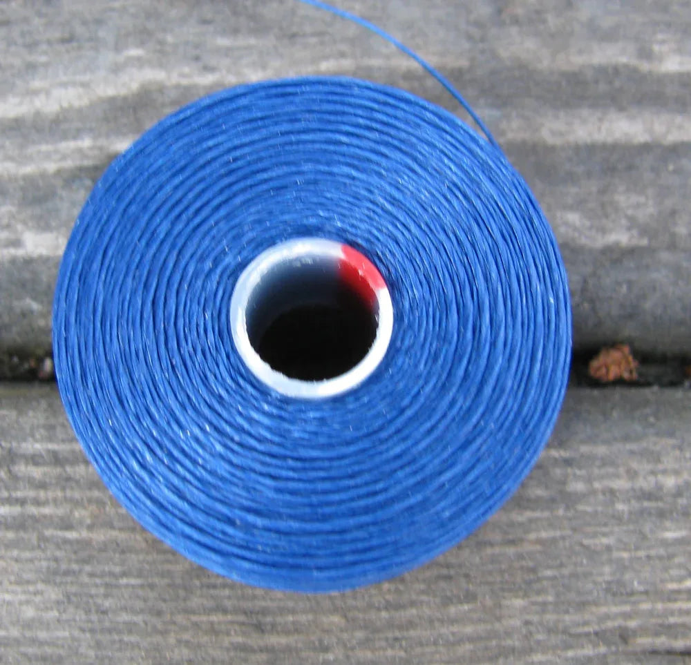 S-Lon Bead thread - Royal Blue, storlek D, 1 rulle Hilmas Pyssel