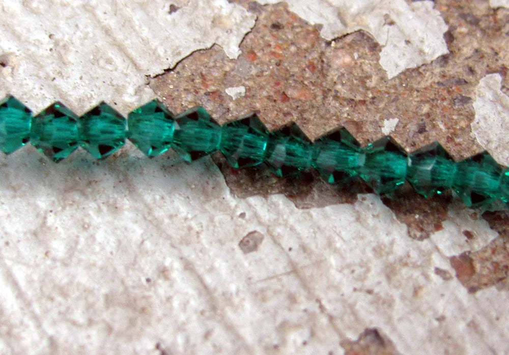 Tjeckiska MC Bicone - Emerald, 3 mm 1 sträng Preciosa