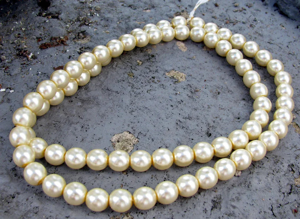 Tjeckiska vaxade glaspärlor - Cream 8mm, 1 sträng Hilmas Pyssel