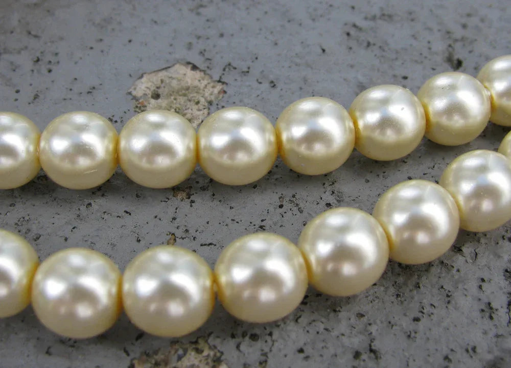 Tjeckiska vaxade glaspärlor - Cream 8mm, 1 sträng Hilmas Pyssel