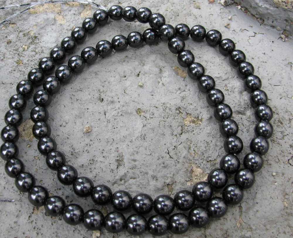 Tjeckiska Vaxade Glaspärlor - Black 8mm, 1 Sträng Hilmas Pyssel