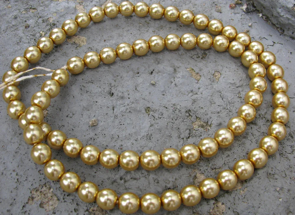 Tjeckiska vaxade glaspärlor - Gold 8mm, 1 sträng Hilmas Pyssel