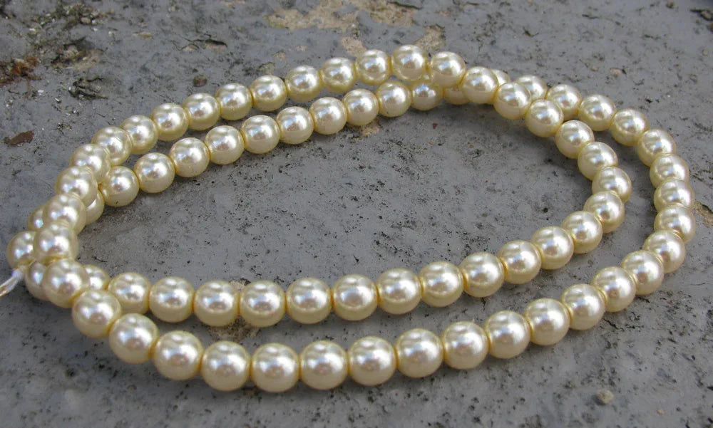 Tjeckiska vaxade glaspärlor - Cream 6mm, 1 sträng Hilmas Pyssel