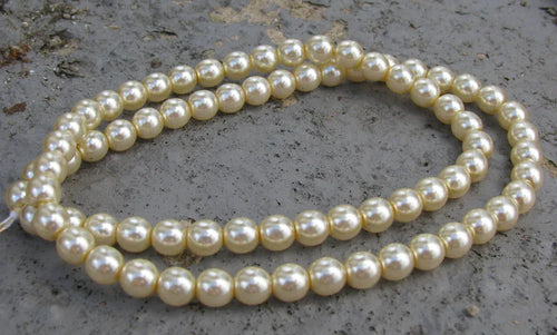 Tjeckiska vaxade glaspärlor - Cream 6mm, 1 sträng Hilmas Pyssel