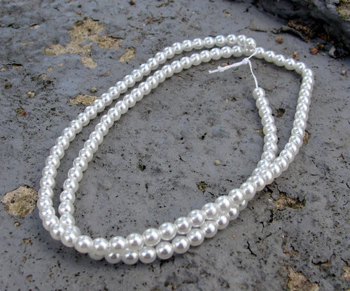 Tjeckiska vaxade glaspärlor - White 4mm, 1 sträng Hilmas Pyssel