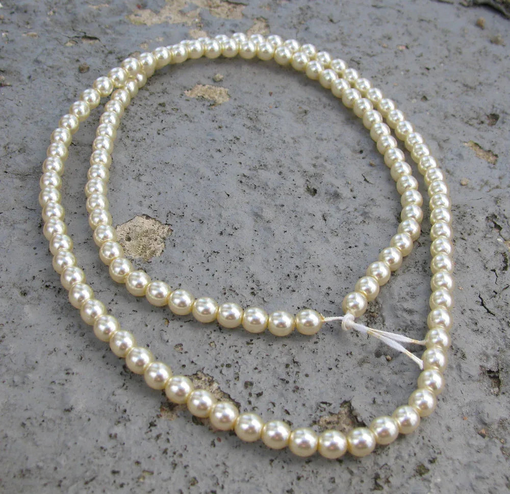Tjeckiska vaxade glaspärlor - Cream 4mm, 1 sträng Hilmas Pyssel