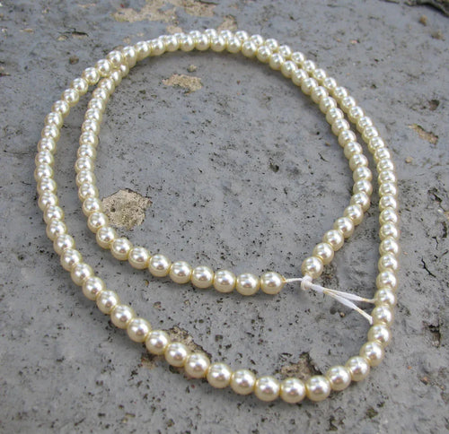 Tjeckiska vaxade glaspärlor - Cream 4mm, 1 sträng Hilmas Pyssel