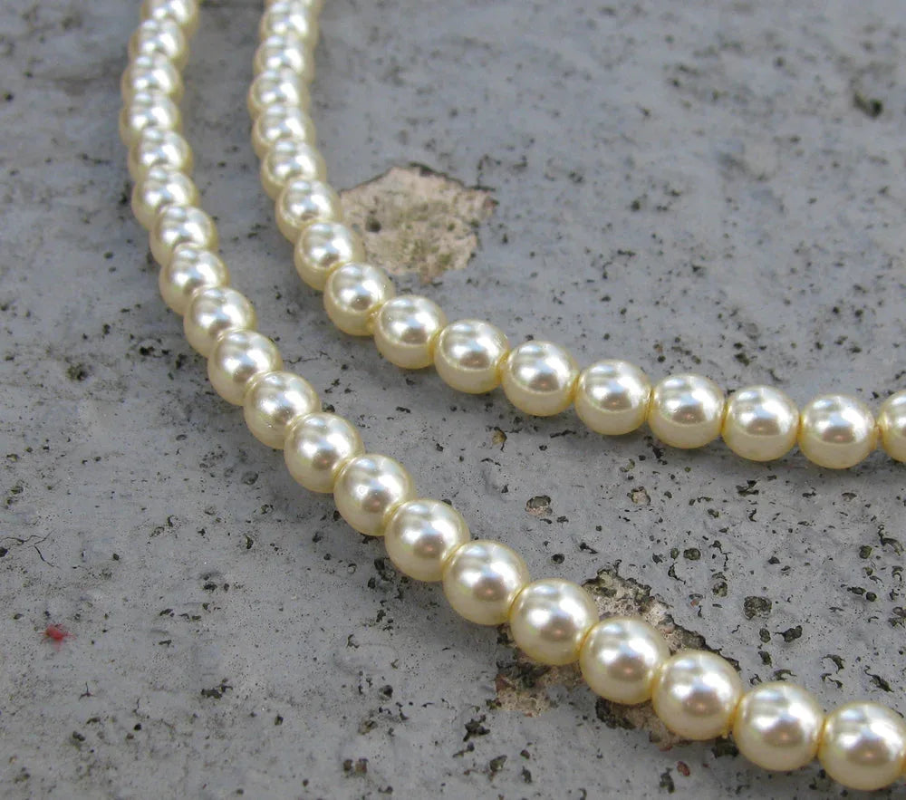 Tjeckiska vaxade glaspärlor - Cream 4mm, 1 sträng Hilmas Pyssel