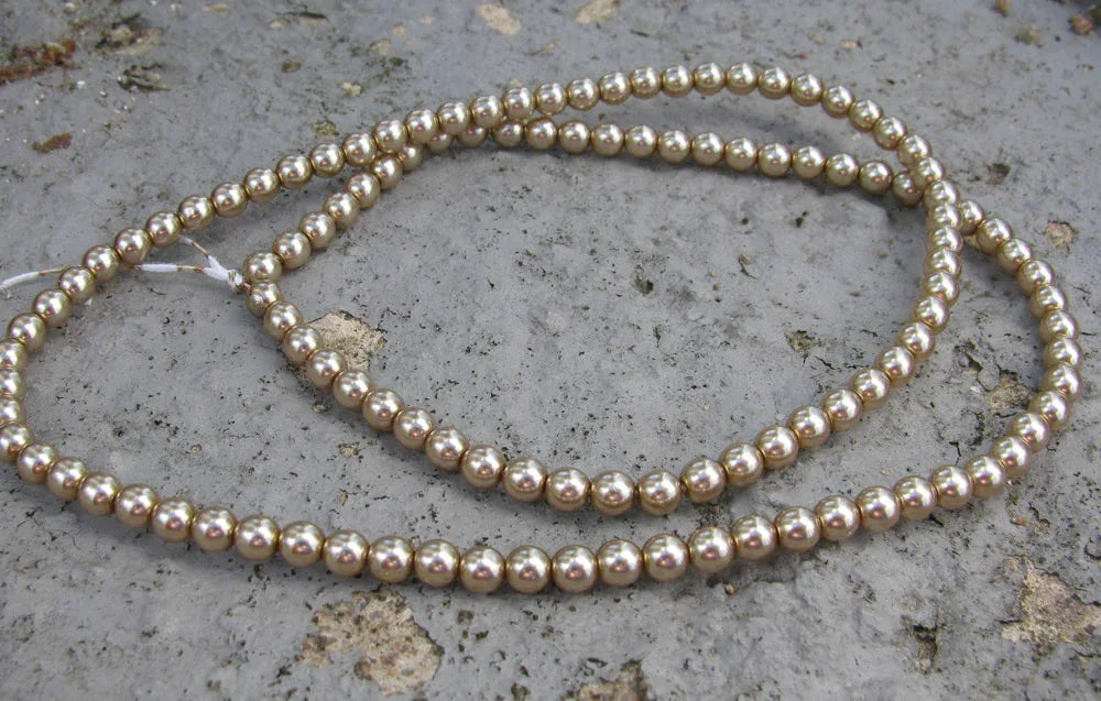 Tjeckiska vaxade glaspärlor - Cocoa 4mm, 1 sträng Hilmas Pyssel