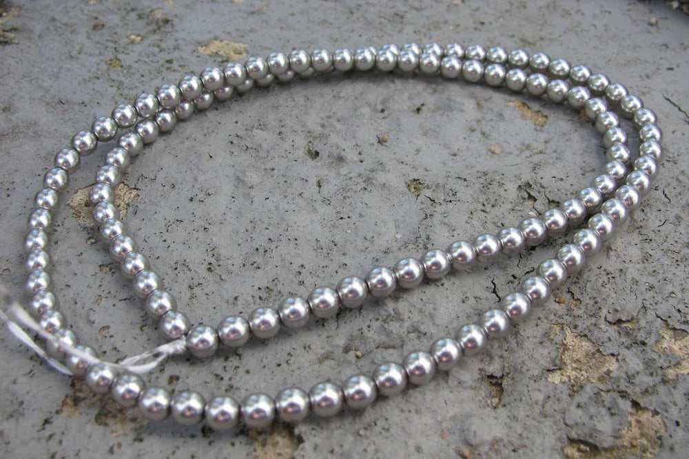 Tjeckiska vaxade glaspärlor - Silver 4mm, 1 sträng Hilmas Pyssel