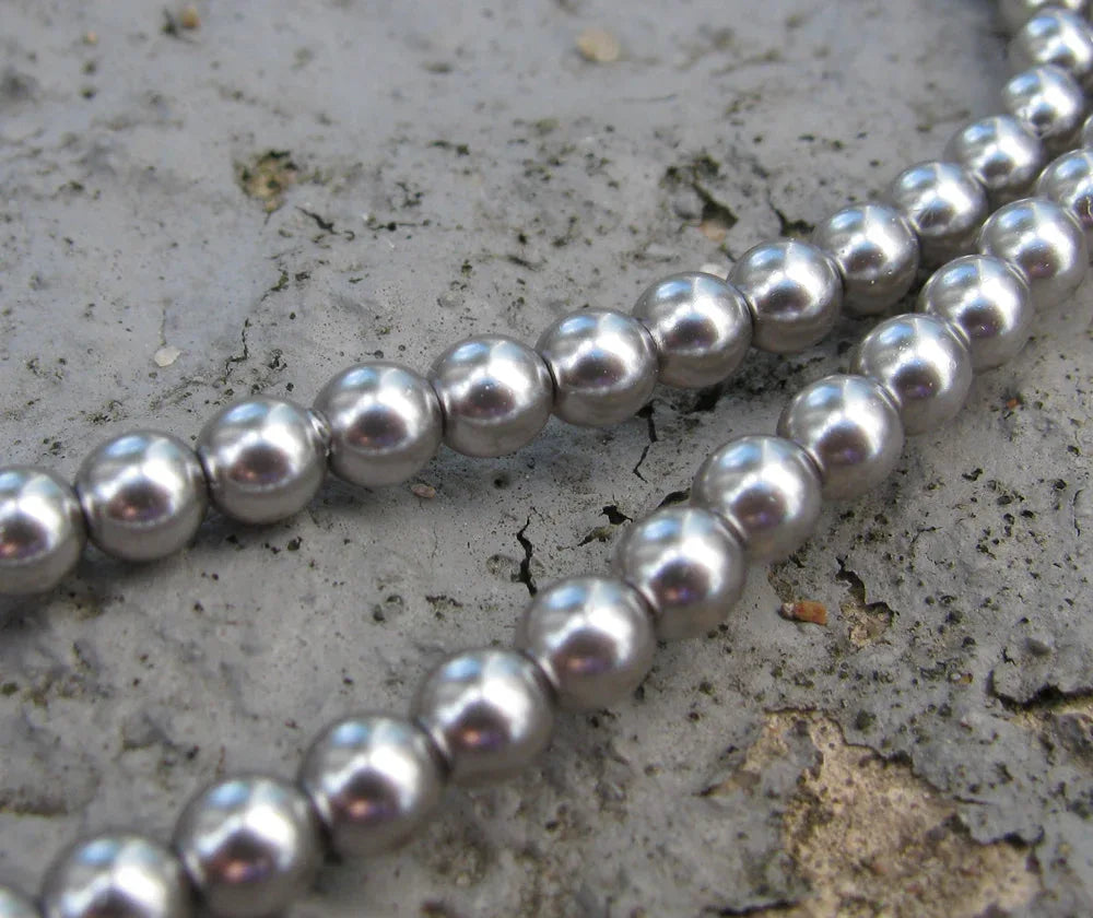 Tjeckiska vaxade glaspärlor - Silver 4mm, 1 sträng Hilmas Pyssel