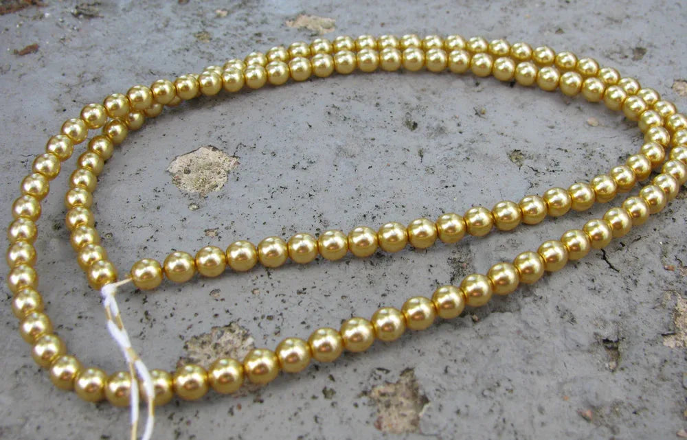 Tjeckiska vaxade glaspärlor - Gold 4mm, 1 sträng Hilmas Pyssel